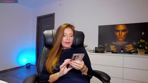 Snapshot of debralee chatting on December 19, 11:18 am Monique online show from December 19, 11:18 am