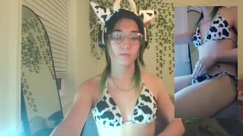 Snapshot of deciduousdoll chatting on September 15, 6:04 am deciduousdoll online show from September 15, 6:04 am