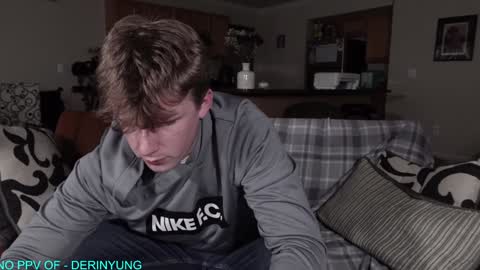 Snapshot of deeyungguy chatting on January 16, 8:14 pm more content and goodies online show from January 16, 8:14 pm