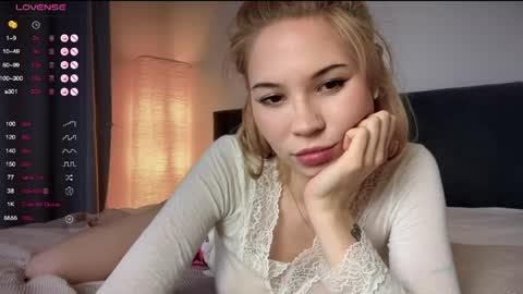 Lana online show from April 3, 7:32 pm