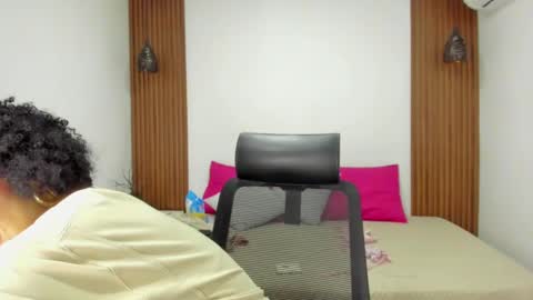 D E L A Y L  A online show from October 30, 4:02 am