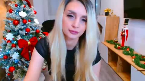 deliciaalove online show from December 17, 7:20 pm