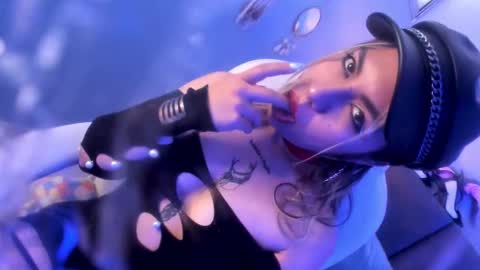 Snapshot of delilah_fix chatting on September 10, 2:29 pm della online show from September 10, 2:29 pm