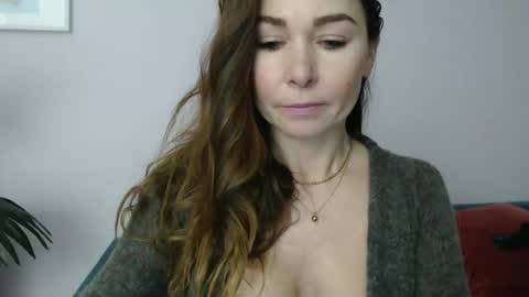 Snapshot of delilah_sweet chatting on February 27, 2:43 pm delilah_sweet online show from February 27, 2:43 pm