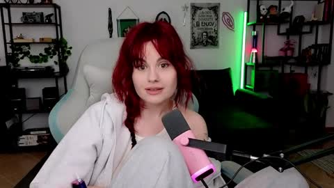 dellacrush_ online show from April 29, 5:30 pm