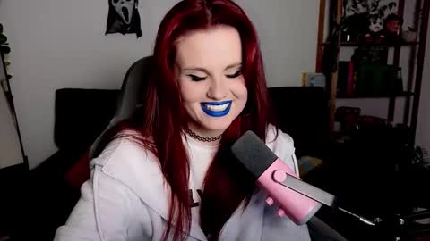 dellacrush_ online show from December 1, 6:17 pm