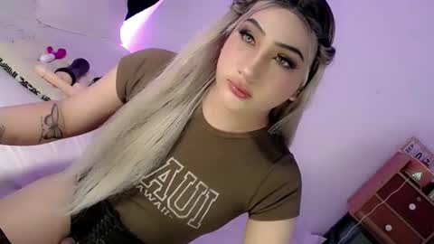 Snapshot of deluxetgirl69 chatting on September 14, 9:33 am Chesca online show from September 14, 9:33 am