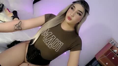 Snapshot of deluxetgirl69 chatting on February 25, 12:05 pm Chesca online show from February 25, 12:05 pm