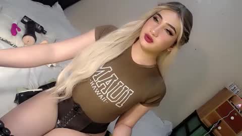 Snapshot of deluxetgirl69 chatting on January 4, 6:41 am Chesca online show from January 4, 6:41 am