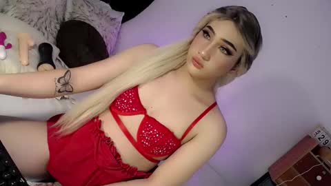 Snapshot of deluxetgirl69 chatting on February 6, 9:22 am Chesca online show from February 6, 9:22 am