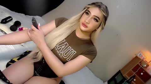 Snapshot of deluxetgirl69 chatting on January 5, 11:55 pm Chesca online show from January 5, 11:55 pm