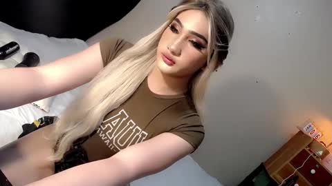 Snapshot of deluxetgirl69 chatting on January 6, 2:58 am Chesca online show from January 6, 2:58 am