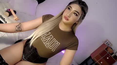Snapshot of deluxetgirl69 chatting on February 16, 1:27 pm Chesca online show from February 16, 1:27 pm