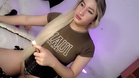Snapshot of deluxetgirl69 chatting on January 29, 2:51 am Chesca online show from January 29, 2:51 am