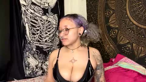 Snapshot of deluxxxeblu chatting on January 23, 8:15 am TankinBody online show from January 23, 8:15 am