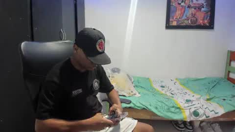 Snapshot of demol_latin chatting on December 4, 2:47 am MASTER DAV online show from December 4, 2:47 am