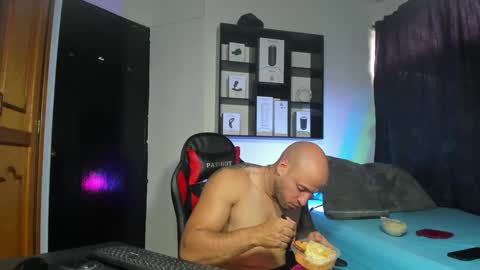 Snapshot of dereckgreen chatting on December 17, 7:04 pm dereckgreen online show from December 17, 7:04 pm