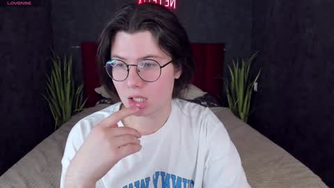 Derek online show from February 4, 12:22 pm