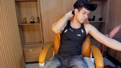 derek_voss online show from April 25, 12:51 pm