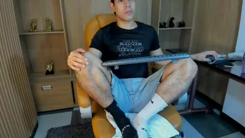 derek_voss online show from April 28, 11:47 am