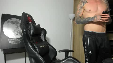 derekmuller11 online show from March 27, 1:11 am