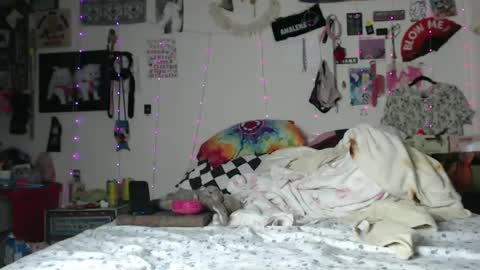 Snapshot of devilg1rl chatting on February 25, 2:58 am poutyangel online show from February 25, 2:58 am