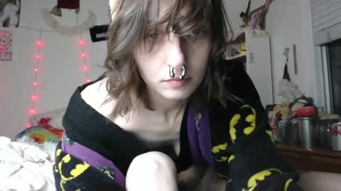 Snapshot of devilg1rl chatting on December 25, 2:35 am poutyangel online show from December 25, 2:35 am