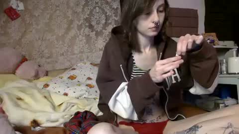 Snapshot of devilg1rl chatting on March 1, 1:21 am poutyangel online show from March 1, 1:21 am