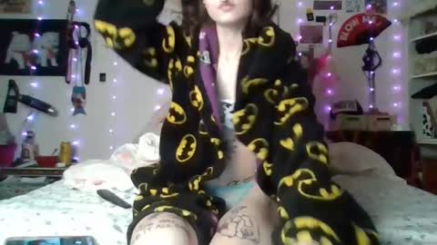 Snapshot of devilg1rl chatting on January 5, 8:22 am poutyangel online show from January 5, 8:22 am