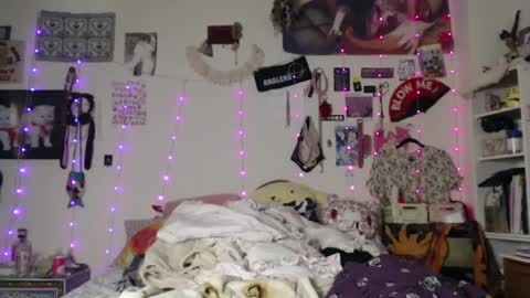 Snapshot of devilg1rl chatting on February 22, 9:23 am poutyangel online show from February 22, 9:23 am