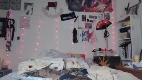 Snapshot of devilg1rl chatting on January 27, 11:43 am poutyangel online show from January 27, 11:43 am