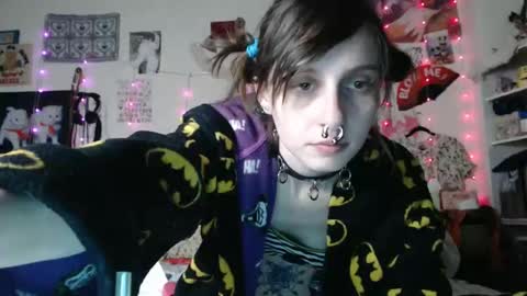 Snapshot of devilg1rl chatting on February 23, 6:38 am poutyangel online show from February 23, 6:38 am