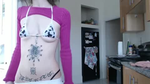 Snapshot of devilg1rl chatting on December 28, 10:34 pm poutyangel online show from December 28, 10:34 pm