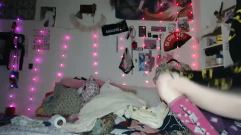 Snapshot of devilg1rl chatting on February 23, 12:48 pm poutyangel online show from February 23, 12:48 pm