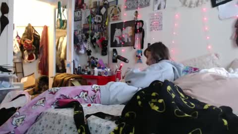 Snapshot of devilg1rl chatting on December 21, 10:51 pm poutyangel online show from December 21, 10:51 pm