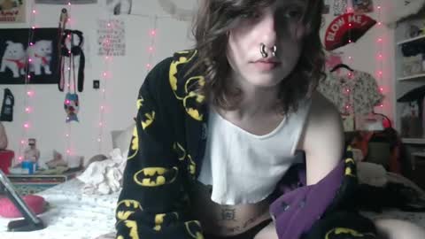 Snapshot of devilg1rl chatting on February 10, 3:35 am poutyangel online show from February 10, 3:35 am