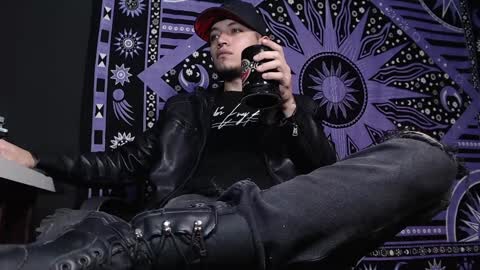 Snapshot of dicaprioo_ chatting on January 28, 2:53 pm DICAPRIO online show from January 28, 2:53 pm