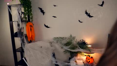 Elwyna online show from November 4, 7:15 pm