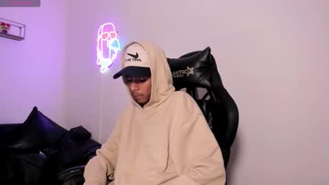 dikey_18 online show from March 24, 9:43 pm