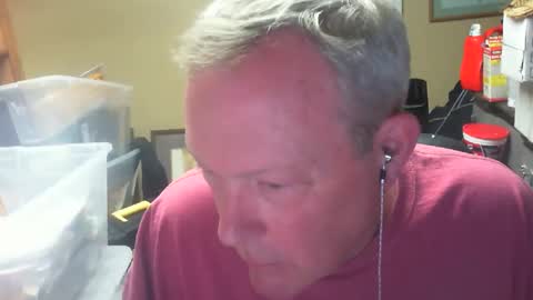 Snapshot of dirkpitt223 chatting on December 4, 3:31 am DirtkPitt Fun guy working online show from December 4, 3:31 am
