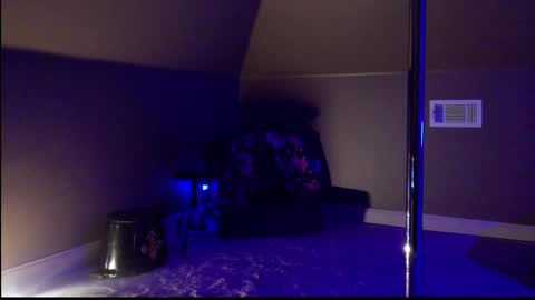 Daisy Wylde online show from March 11, 6:30 am