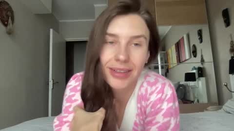 Snapshot of divine_beauty_girl chatting on February 6, 9:32 am Valerie online show from February 6, 9:32 am