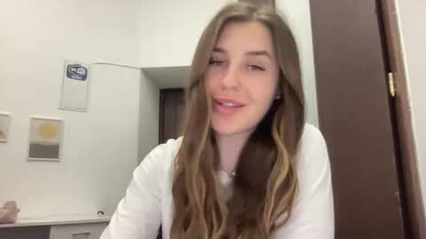 Snapshot of divine_beauty_girl chatting on March 8, 5:33 pm Valerie online show from March 8, 5:33 pm