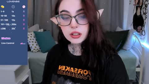 dixipixi_ online show from February 1, 5:49 am