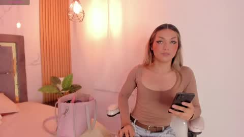 doll_isa_ online show from April 4, 8:27 pm