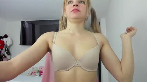 Snapshot of doll_oriana chatting on January 28, 10:12 pm doll_oriana online show from January 28, 10:12 pm
