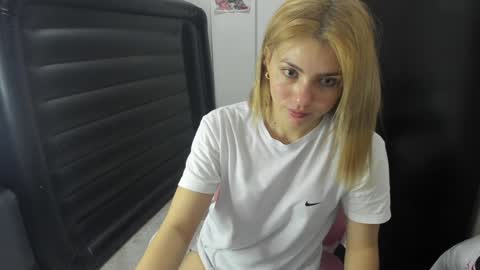 Snapshot of doll_oriana chatting on December 26, 4:58 pm doll_oriana online show from December 26, 4:58 pm