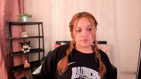 Snapshot of doll_venus chatting on February 1, 1:02 am Roxana independent model can you help me reach 100 hands up uwu online show from February 1, 1:02 am