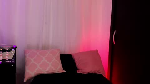 Snapshot of doll_venus chatting on March 12, 1:14 am Roxana independent model can you help me reach 100 hands up uwu online show from March 12, 1:14 am