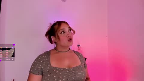Snapshot of doll_venus chatting on March 10, 10:13 pm Roxana independent model can you help me reach 100 hands up uwu online show from March 10, 10:13 pm